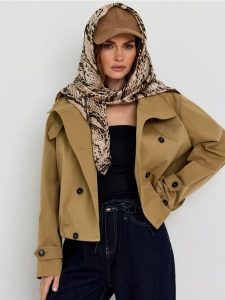 Czapka z daszkiem z imitacji zamszu - beżowy. Brązowe czapki Sinsay, bez wzorów. Za 19,99 zł.
