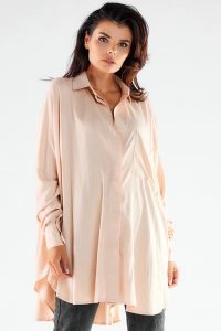 Koszula Oversize z Wydłużonym Tyłem - Beżowa. Brązowe koszule Awama, uniwersalny, bez wzorów, z elastanu, bez kołnierzyka, bez ramiączek. Za 259,90 zł.