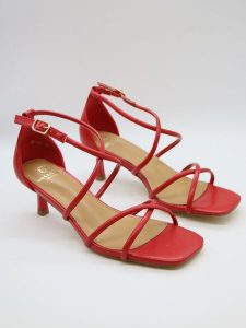 Bellucci Sandały w kolorze czerwonym rozmiar: 36. Czerwone sandały Bellucci, bez wzorów, z otwartym noskiem, bez obcasa, na koturnie, bez zapięcia. Za 100,99 zł.