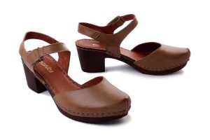 MANITU 910997-08 beige, sandały damskie. Brązowe sandały Manitu, bez wzorów, bez obcasa, na obcasie, bez zapięcia. Za 235,92 zł.