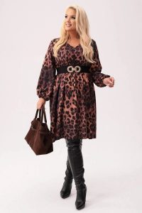 Sukienka Luna - elegancja ze zwierzęcym wzorem PLUS SIZE XXL. Sukienki Moda Size Plus Iwanek, na co dzień, plus size, bez wzorów, z elastanu, eleganckie, bez kołnierzyka, plus size, bez ramiączek, midi, dopasowane. W wyprzedaży za 209,90 zł.