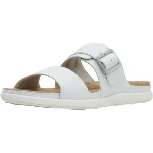 Sandały CLARKS 86444 Biały. Białe sandały Clarks, bez wzorów, ze skóry, bez obcasa, bez zapięcia. Za 151,99 zł.
