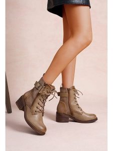 Foreverfolie Botki w kolorze beżowym rozmiar: 36. Brązowe botki Foreverfolie, bez wzorów, bez obcasa, bez zapięcia. Za 152,99 zł.