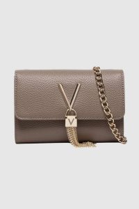 VALENTINO Mała brązowa kopertówka Divina Pochette. Brązowe torebki klasyczne Valentino by Mario Valentino, bez wzorów, małe, bez dodatków. W wyprzedaży za 264,99 zł.