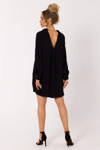 Sukienka koszulowa z dekoltem V na plecach czarna. Czarne sukienki MOE, na co dzień, xxl, bez wzorów, bez kołnierzyka, bez ramiączek, koszulowe. Za 279,00 zł.