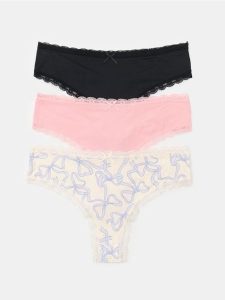 Stringi z koronka 3 pack - wielobarwny. Stringi Sinsay, bez wzorów, z koronki. Za 25,99 zł.