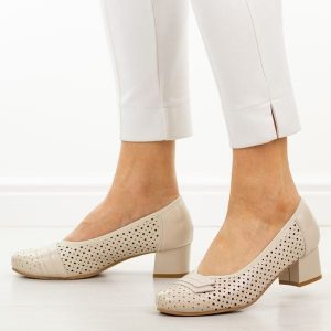 Beżowe ażurowe skórzane czółenka damskie Cambell 19415. Brązowe czółenka Cambell, z aplikacjami, ze skóry, z okrągłym noskiem, bez obcasa, na obcasie, bez zapięcia. W wyprzedaży za 201,52 zł.