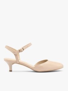 Beżowe czółenka bez pięty slingback. Brązowe czółenka Ryłko, bez wzorów, z gumy, z okrągłym noskiem, bez obcasa, na obcasie, bez zapięcia. Za 399,99 zł.