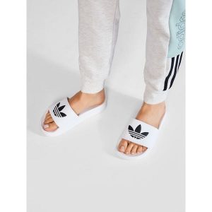 Klapki adidas Originals. Białe kalosze adidas Originals, bez wzorów. Za 101,99 zł.