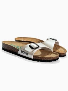 BACKSUN Skórzane klapki "Paris" w kolorze kremowym rozmiar: 36. Brązowe klapki Backsun, bez wzorów, z materiału, z otwartym noskiem, bez obcasa. Za 117,99 zł.