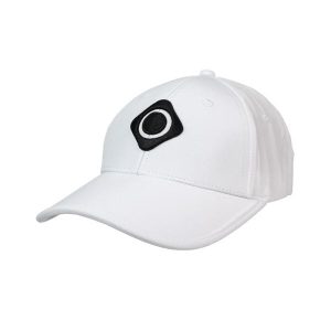 Czapka CUMBAL z lekkiej mikrofibry z wentylacją z siateczki do uprawiania sportu. Białe czapki Izas, bez wzorów, z materiału, sportowe. Za 139,09 zł.