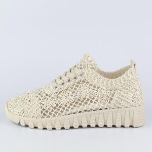 Beżowe przewiewne półbuty damskie T.Sokolski 1982. Brązowe buty sportowe Sokolski, na lato, w ażurowe wzory, z tkaniny, z okrągłym noskiem, bez obcasa, bez zapięcia. Za 189,00 zł.