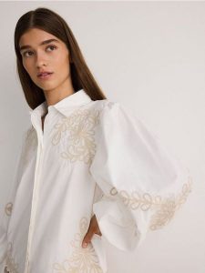 Koszula z haftem - biały. Białe koszule Reserved, l, bez wzorów, z bawełny, bez kołnierzyka, bez ramiączek. W wyprzedaży za 119,99 zł.