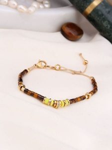 Charlize Pozłacana bransoletka z tygrysim okiem rozmiar: onesize. Brązowe bransoletki Charlize, pozłacane. Za 87,40 zł.