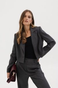 WEŁNIANA MARYNARKA MATTI SZARA L - Flawless. Szare marynarki i żakiety Flawless, l, bez wzorów, z elastanu, biznesowe. Za 484,20 zł.