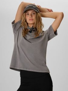 4F T-shirt loose z nadrukiem damski - szary S. Szare t-shirty 4f, s, bez wzorów, z bawełny, bez kołnierzyka, bez ramiączek. Za 79,99 zł.
