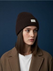 Prążkowana czapka beanie - brązowy. Brązowe czapki Sinsay, bez wzorów, prążkowane. Za 15,99 zł.