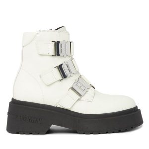 Botki Tommy Jeans. Botki Tommy Jeans, bez wzorów, z jeansu, bez obcasa, na płaskiej podeszwie, bez zapięcia. Za 429,99 zł.