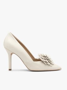 Kremowe ślubne czółenka z kwiatem. Brązowe czółenka Ryłko, bez wzorów, z gumy, ze szpiczastym noskiem, bez obcasa, na obcasie, bez zapięcia. Za 449,99 zł.