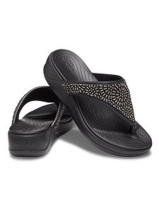 Crocs Japonki "Monterey" w kolorze czarnym rozmiar: 42/43. Czarne klapki Crocs, bez wzorów, z otwartym noskiem, bez obcasa. Za 109,78 zł.