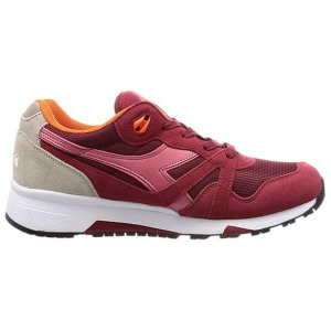 Sneakersy w kolorze czerwonym. Czerwone buty sportowe marki Diadora, z materiału. W wyprzedaży za 329,95 zł.
