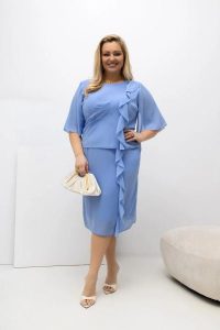 Sukienka Estelle w błękitnym kolorze - zwiewna szyfonowa kreacja PLUS SIZE XXL OVERSIZE WIOSNA. Niebieskie sukienki Moda Size Plus Iwanek, na imprezę, na wiosnę, l, bez wzorów, z elastanu, eleganckie, z asymetrycznym kołnierzem, plus size, bez ramiączek, midi, asymetryczne. Za 379,90 zł.