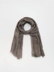 Gładki szalik - brązowy. Brązowe szaliki Reserved, bez wzorów. W wyprzedaży za 39,99 zł.