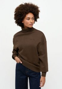 MUSTANG Becky Turtleneck DAMSKI GOLF LOGO Slate Black 1014473 3205. Czarne golfy Mustang, bez wzorów. Za 129,99 zł.