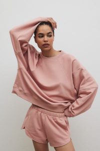 Bluza damska z przeszyciami w kolorze COTTONE ROSE - NORD-UNI. Czerwone bluzy Marsala, m, bez wzorów, z bawełny, bez kaptura. Za 319,90 zł.