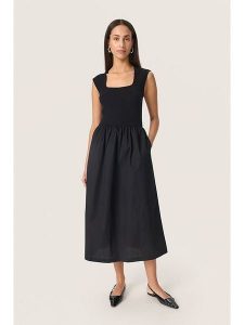 Soaked in Luxury Sukienka w kolorze czarnym rozmiar: XS. Czarne sukienki Soaked in Luxury, xs, bez wzorów, bez kołnierzyka, bez ramiączek, midi, rozkloszowane. Za 208,99 zł.