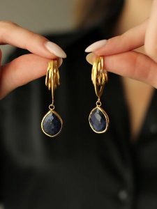 Pierres de Jade Pozłacane kolczyki-wkrętki z lapis lazuli rozmiar: onesize. Niebieskie kolczyki Pierres de Jade, z lazurytem, pozłacane. Za 43,99 zł.