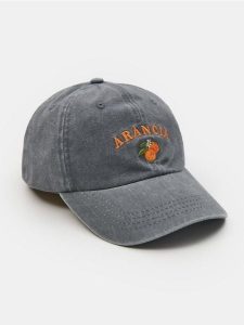 Bawełniana czapka z daszkiem i haftem - szary. Szare czapki Sinsay, bez wzorów, z bawełny. Za 19,99 zł.