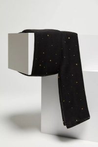 Szal ze złotym nadrukiem czarny. Czarne szaliki MOODO, bez wzorów. W wyprzedaży za 19,99 zł.