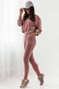 Welurowy Komplet Bluza i Spodnie - Różowy. Czerwone bluzy Ivon, s, bez wzorów, z materiału, bez kaptura. Za 279,90 zł.