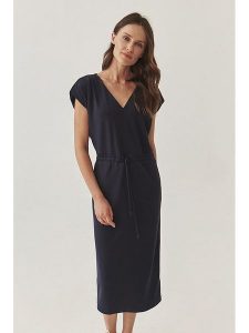 TATUUM Sukienka w kolorze granatowym rozmiar: XL. Niebieskie sukienki Tatuum, xl, bez wzorów, bez kołnierzyka, bez ramiączek, midi. Za 226,45 zł.