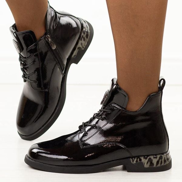 Czarne lakierowane botki damskie Filippo Dbt7229/25. Czarne botki Filippo, na jesień, bez wzorów, z jeansu, z okrągłym noskiem, bez obcasa, na płaskiej podeszwie, bez zapięcia. Za 289,00 zł.