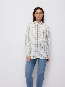 Koszula w kratę - złamana biel. Koszule Reserved, l, bez wzorów, z bawełny, bez kołnierzyka, bez ramiączek. Za 99,99 zł.