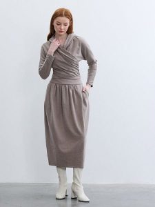 BGN Bluza w kolorze szarobrązowym rozmiar: 36. Brązowe bluzy BGN, bez wzorów, z kapturem. Za 118,84 zł.