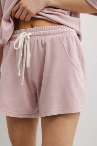 Szorty welurowe w kolorze DUSTY PINK - PETREY-L. Czerwone szorty Marsala, bez wzorów, z bawełny, sportowe. W wyprzedaży za 59,96 zł.