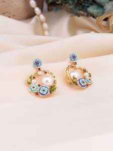 Pierres de Jade Pozłacane kolczyki-wkrętki z perłami i cyrkoniami rozmiar: onesize. Różowe kolczyki Pierres de Jade, z cyrkonią, pozłacane. Za 56,99 zł.