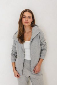 BLUZA NICOLE SZARY MELANŻ L - Flawless. Szare bluzy Flawless, l, bez wzorów, z bawełny, z kapturem. Za 397,00 zł.