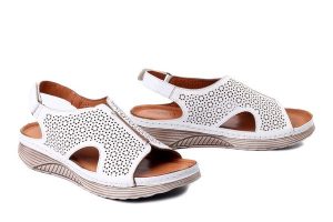 KOCH 0160 white, sandały damskie. Białe sandały KOCH, bez wzorów, ze skóry, bez obcasa, bez zapięcia. Za 244,90 zł.