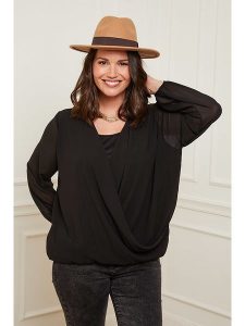 Curvy Lady Bluzka w kolorze czarnym rozmiar: 44/46. Czarne bluzki Curvy Lady, bez wzorów, klasyczne, z asymetrycznym kołnierzem, bez ramiączek. Za 138,45 zł.