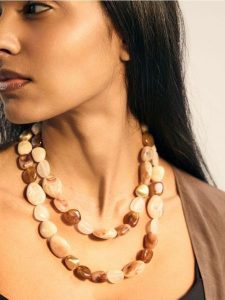 Naszyjnik z ozdobnymi kamieniami - wielobarwny. Naszyjniki Reserved. Za 119,99 zł.