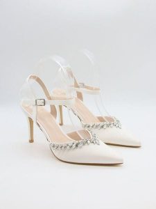 Bellucci Czółenka w kolorze białym rozmiar: 39. Białe czółenka Bellucci, bez wzorów, bez obcasa, na szpilce, bez zapięcia. Za 130,99 zł.