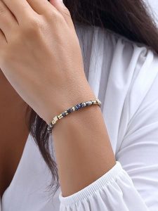 Nakkash Pozłacana bransoletka z perłami syntetycznymi rozmiar: onesize. Czarne bransoletki Nakkash, z perłą, pozłacane. Za 39,99 zł.