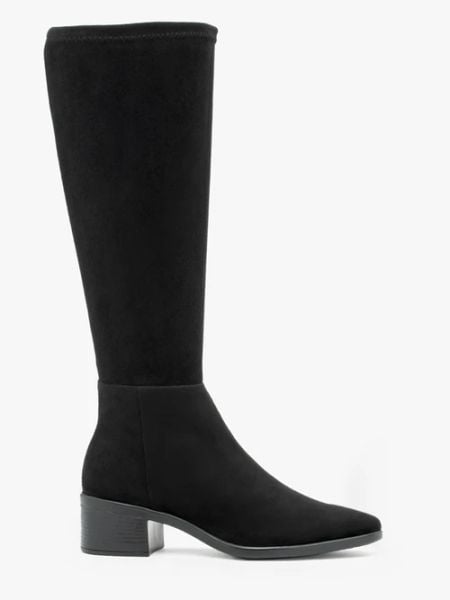 Czarne elastyczne kozaki z szeroką cholewką. Czarne kozaki Ryłko, bez wzorów, z syntetyku, bez obcasa, na obcasie, bez zapięcia. W wyprzedaży za 329,99 zł.