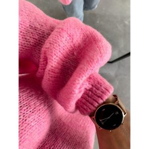 Sweter oversize z bufiastym rękawem NEON PINK - RIVERO. Różowe golfy Marsala, bez wzorów, z wełny. Za 249,90 zł.
