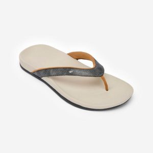 Japonki damskie Decathlon 950. Brązowe klapki DECATHLON, bez wzorów, z materiału, z okrągłym noskiem, bez obcasa. Za 129,99 zł.