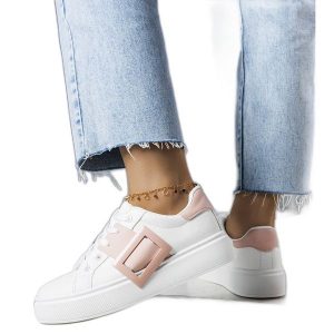 Białe sneakersy zdobione różową klamerką Toni. Białe trampki z aplikacjami, ze skóry ekologicznej, bez zapięcia. Za 88,02 zł.